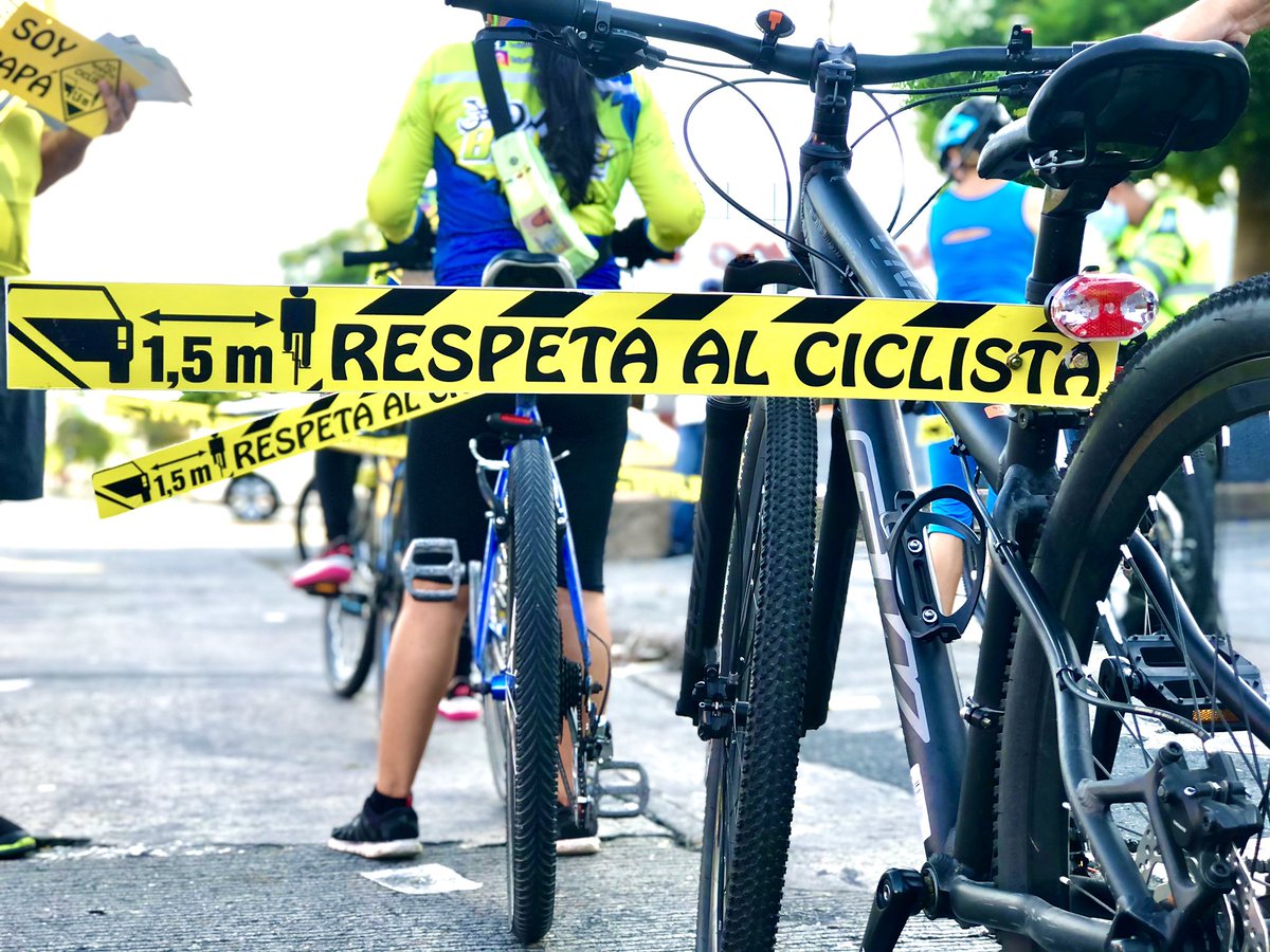 TransitoBaq's tweet photo. ¡Entre todos nos cuidamos!  En conjunto con @BiciRedCO y @TransitoPolicia invitamos a los conductores a tener una distancia de 1,5 metros si ven a un ciclista . 🚴🏽‍♂️🚴🏻‍♀️

¡Por la seguridad de todos en la vía protege y respeta a los ciclistas! https://t.co/nNMLTVyXaD