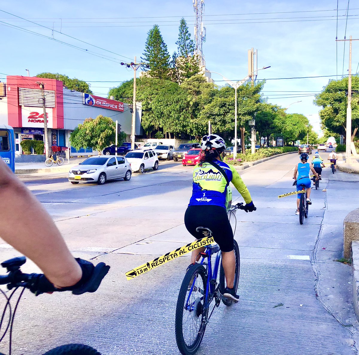 TransitoBaq's tweet photo. ¡Entre todos nos cuidamos!  En conjunto con @BiciRedCO y @TransitoPolicia invitamos a los conductores a tener una distancia de 1,5 metros si ven a un ciclista . 🚴🏽‍♂️🚴🏻‍♀️

¡Por la seguridad de todos en la vía protege y respeta a los ciclistas! https://t.co/nNMLTVyXaD