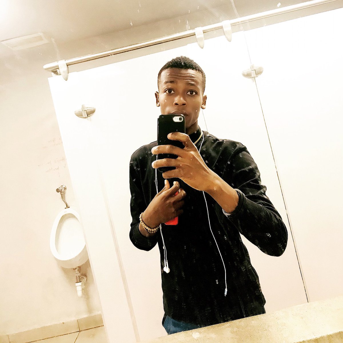 MSaimphil's tweet image. bonjour 👋, m espere ke nou anfom? zanmim maten an m pote yon mesaj ki trè enpotan pou u ,.... pa janm touye tet ou pou saw paka posede nan vye vi sa , siw te konn sa demain rezeve pou ou , ou tap relax ou pafwa .... sispann fe sakrifis ak viw pou demain pou pa al di siw te ✌🏽✅