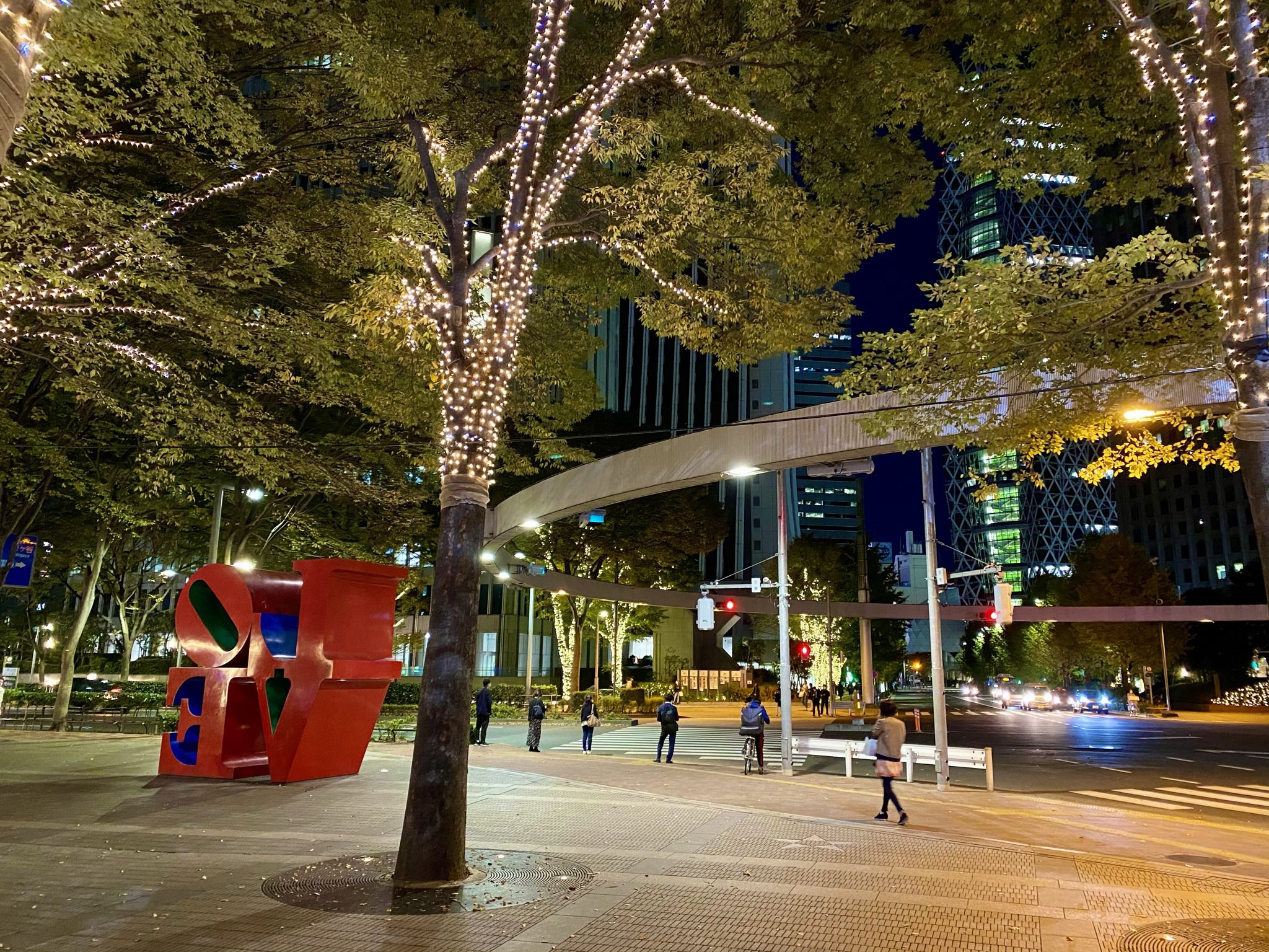 北浜純 夜の西新宿 西新宿 新宿アイランドタワー Loveオブジェ 新宿警察署裏交差点