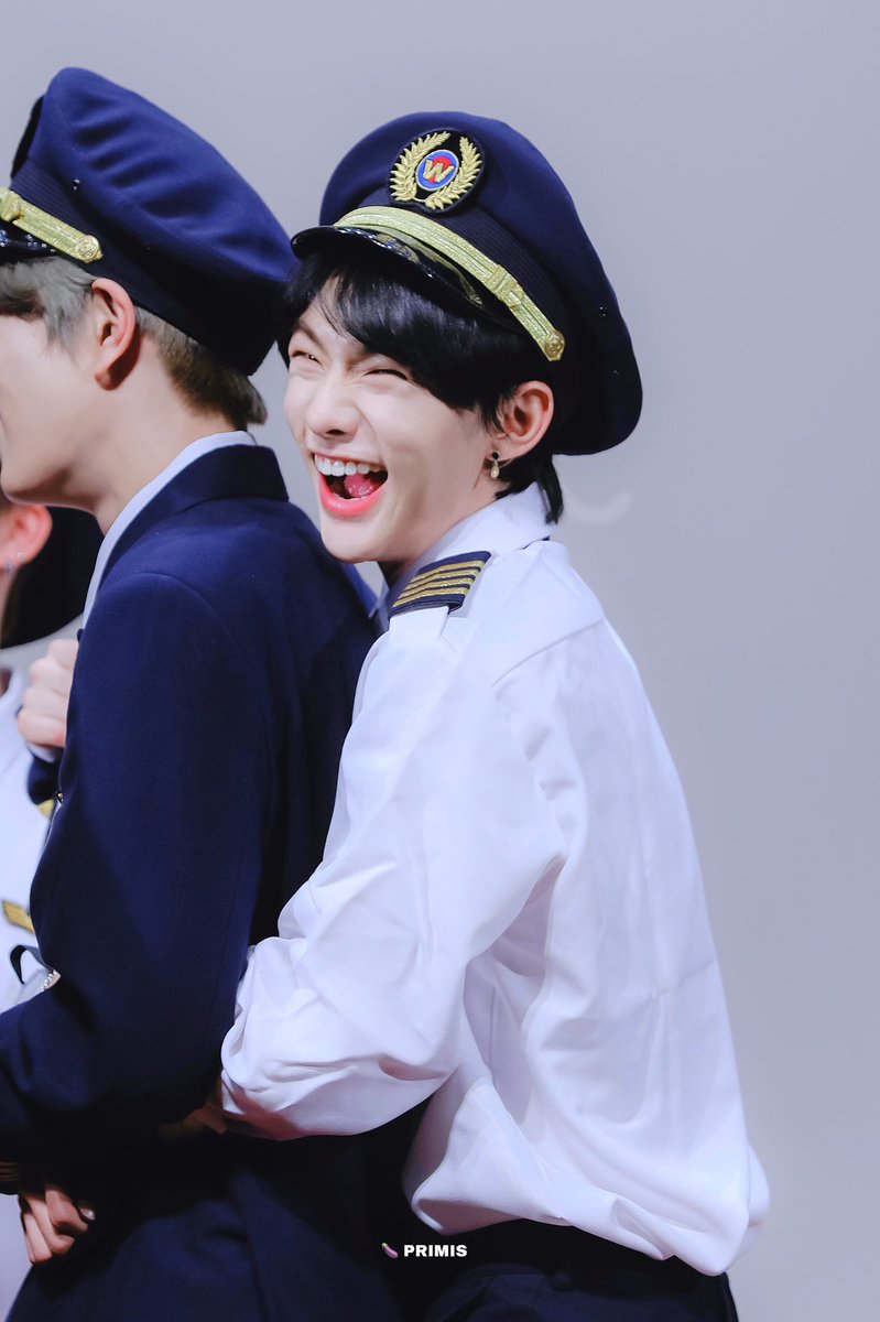 i would be so happy like hyunjin if i could hug THE kim seungmin