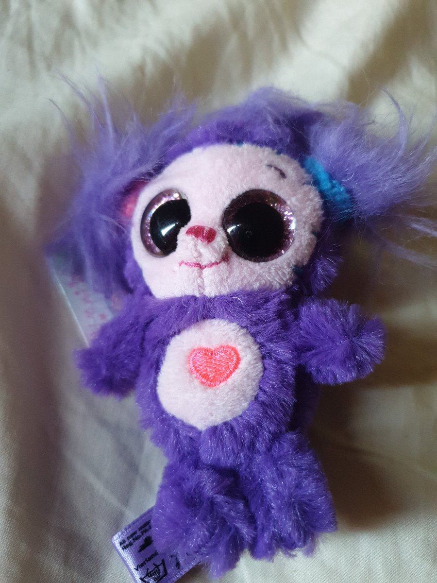blauesLichtchen's tweet photo. Ich hab gemerkt in dem #FunkelSchatz von @NightshadeCeres ist kein Kuscheltier. Ich hab also was besorgt... ich denke es trifft nicht ihren Geschmack aber meinen dafür und so hat sie dann was was sie sn mich erinnert was die mit rumtragen kann. Keine Angst es ist ganz klein. https://t.co/aoAFP2wJCB