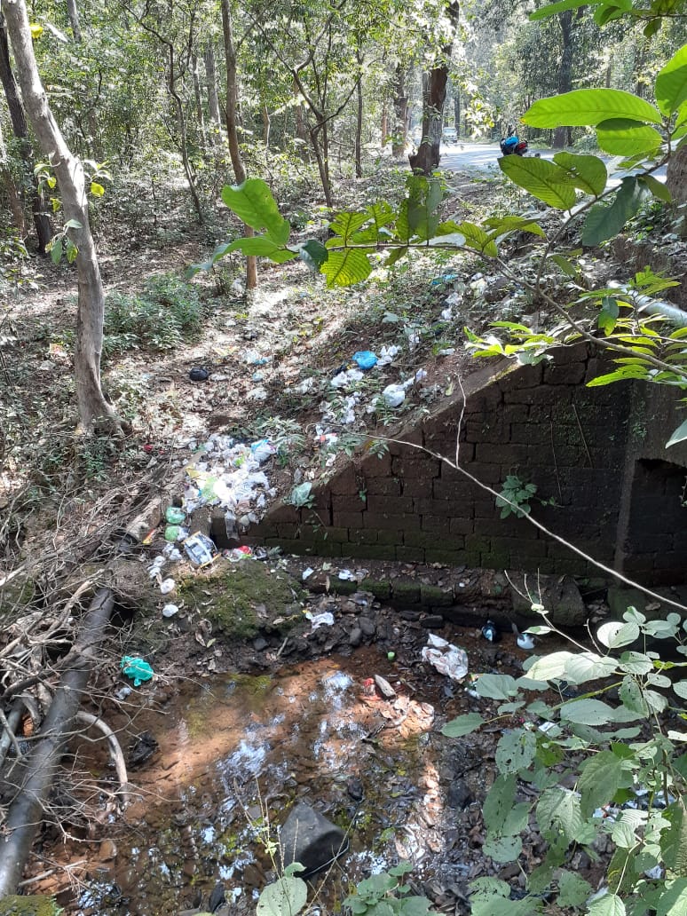 GPNewsMedia24's tweet image. #GarbageCampaign
Thanks to Vishal Gaonkar for This Photos of Garbage Zone Near Kumbharkhan Bus Stop,  Honda to  Valpoi  Narrow Bridge 

If you Come Across any Such Garbage Zone, Click Photo &amp;amp; Wtsapp on 9503457174 along with Your Name and Location
We will Publish it on GP News