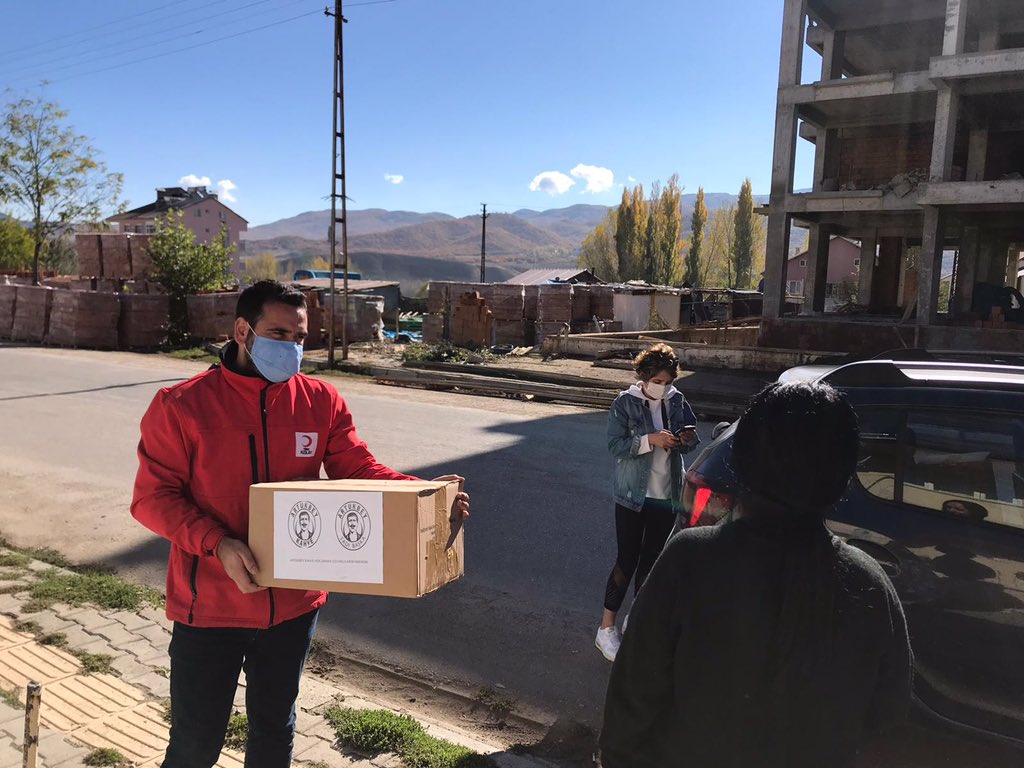 GuvenFerhat_'s tweet photo. Tuncelimizde çölyak rahatsızlığı bulunan 87 vatandaşımız için @artukbey1910 tarafından @Kizilay ımıza gönderilen glütensiz malzemeleri gönül köprüsü kurarak vatandaşlarımıza ulaştırdık... 

Artuk Bey Ailesine adına Hayırsever iş insanı Sayın Tacettin Yertum’a teşekkür ederiz. https://t.co/uz3W5C6hQf