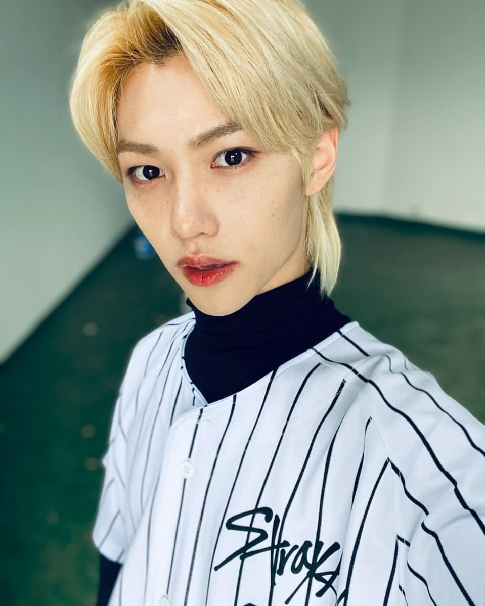 Felix_Thailand's tweet photo. [📸] 201126 realstraykids Instagram Update 

"💙🤍👊🏻🎉 
#straykids #stay #felix #sunshine"

https://t.co/B8I0nQDoa4 https://t.co/z1RW8Kav3U