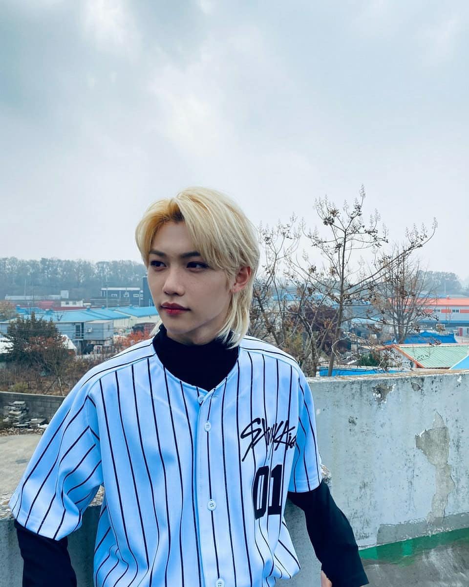 Felix_Thailand's tweet photo. [📸] 201126 realstraykids Instagram Update 

"💙🤍👊🏻🎉 
#straykids #stay #felix #sunshine"

https://t.co/B8I0nQDoa4 https://t.co/z1RW8Kav3U