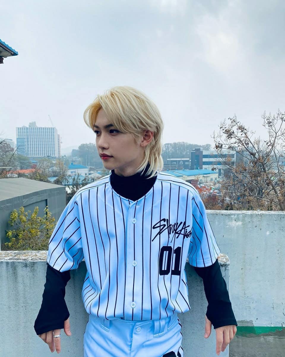 Felix_Thailand's tweet photo. [📸] 201126 realstraykids Instagram Update 

"💙🤍👊🏻🎉 
#straykids #stay #felix #sunshine"

https://t.co/B8I0nQDoa4 https://t.co/z1RW8Kav3U