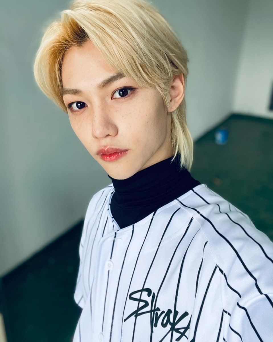 Felix_Thailand's tweet photo. [📸] 201126 realstraykids Instagram Update 

"💙🤍👊🏻🎉 
#straykids #stay #felix #sunshine"

https://t.co/B8I0nQDoa4 https://t.co/z1RW8Kav3U