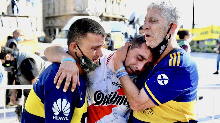 Aba_Tweet's tweet photo. Non esiste rivalità più grande nel calcio di quella tra #BocaJuniors e #RiverPlate.

Non esiste abbraccio più bello di questo tra tifosi avversari... ❤️

#Maradona https://t.co/rR6GygT0yR