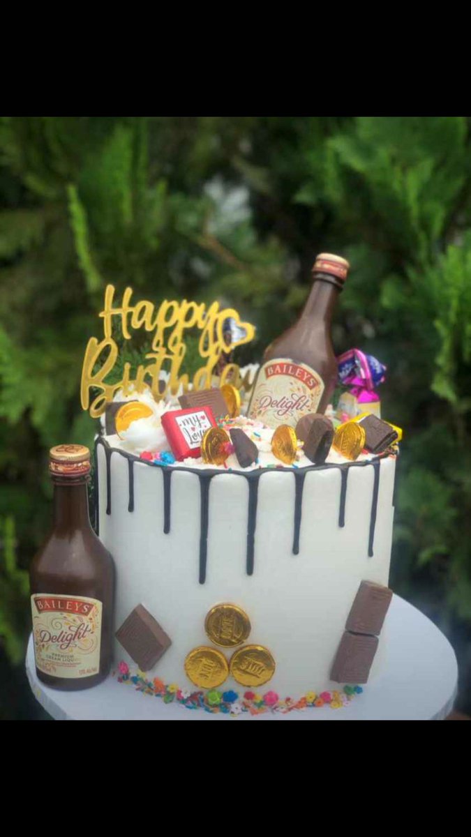mildtreat's tweet photo. Just the way you like it, birthday cake for an amazing celebrant.

#warribaker #cakelover #Celebrations
#naijabaker https://t.co/msnGxBbiZd