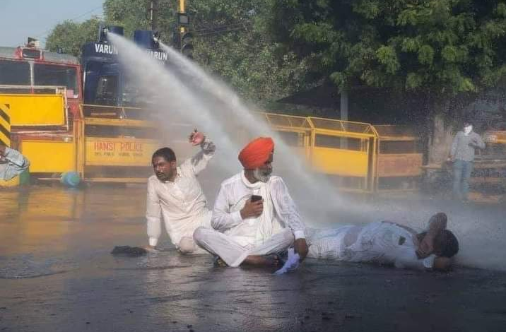 KartikKPathak1's tweet photo. #ConstitutionDayOfIndia ? 😔
#FarmersProtest #ISTANDWITHFARMERS https://t.co/qEllsjcE1F