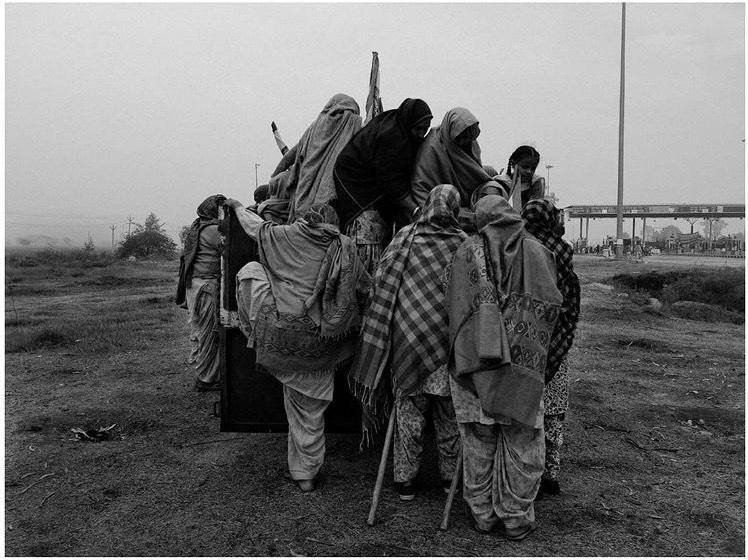 _kirrt_'s tweet photo. Punjabi women enroute Delhi for Farmers Protest, Sangrur

Photograph by Shashank Walia

https://t.co/Rgq8Me6tJn https://t.co/LTPzbGGNVC