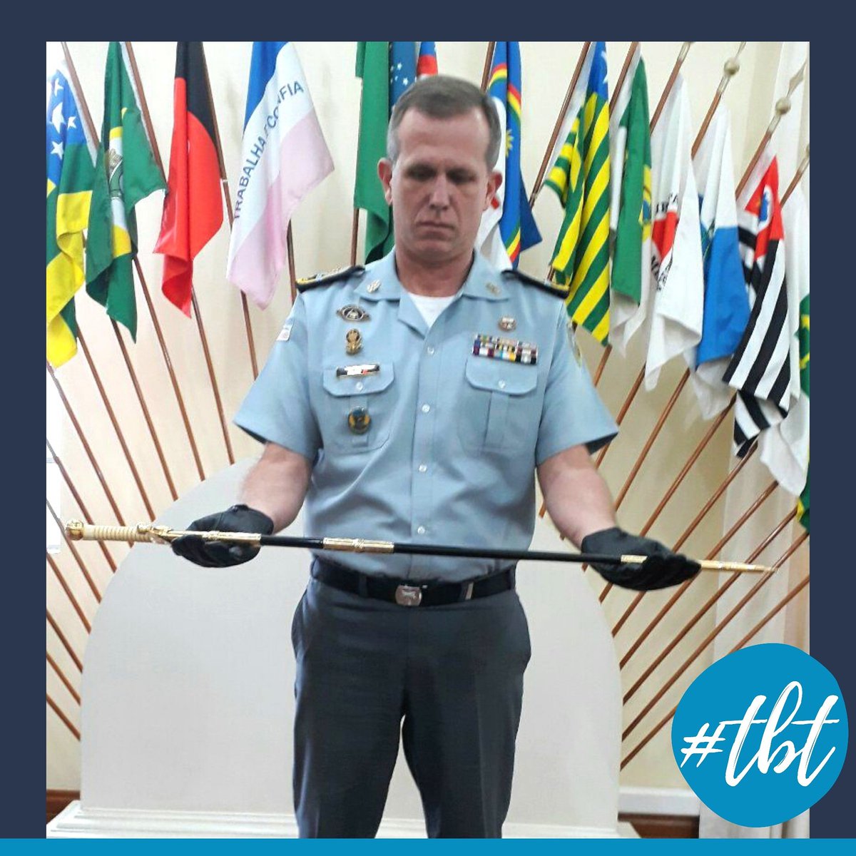CoronelNylton's tweet photo. #tbt – O ano é 2017 enquanto estava Comandante Geral da PMES. Dentre os valorosos princípios e símbolos militares, a espada representa refletir os fundamentos morais, honrar o comando a qual foi confiado e o compromisso assumido perante a sociedade em defendê-la. 
E assim o fiz! https://t.co/CpGxDVYLY3
