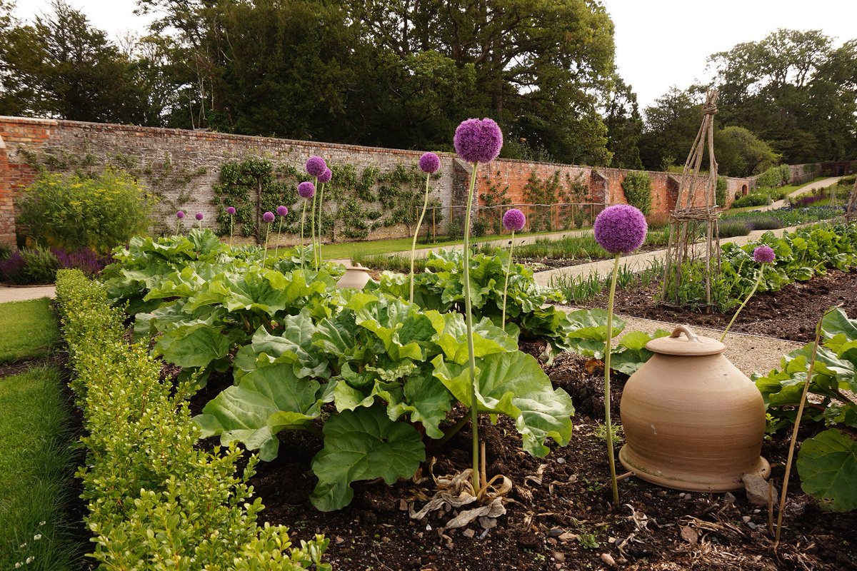 Unbelievable news - We are delighted that Hillsborough Castle has won the Excellence in Heritage and Culture Award at the @talklandscape Awards 2020! Congratulations to all of the team!

#LIAwards2020 #chooselandscape #hillsboroughcastle #TPHC30