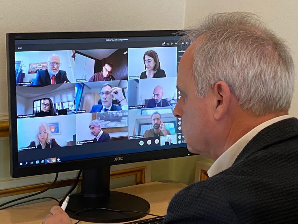 cultura_cat's tweet photo. Seguim treballant amb @salutcat i el sector per avançar en els protocols de seguretat i represa de l'activitat. Avui, reunió amb el secretari de Salut Pública, Josep M. Argimon i @Liceu_cat @teatrelliure @Kursaalmanresa @auditoribcn @palaumusicacat @teatrenacional @mercatflors https://t.co/BRNE3pS0Jl