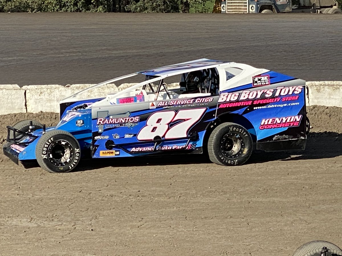 hockeydad3788's tweet photo. @Brent_Wentz @iRacing How about second generation driver and local Bennington, VT boy @neil_stratton18. His dad Hector piloted the 87 for decades with a ton of wins and track championships. @_strattonracing https://t.co/sLnpLDH3p0