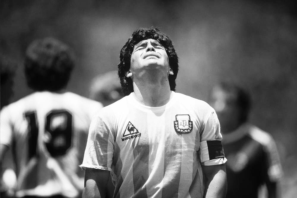 tgorrini's tweet photo. Y allá va, otra vez, el diez con su zurda. En su viaje más largo, gambeteando hasta lo imaginable. Detrás, un sinfín de recuerdos, personas, periodistas, defensores, hijos, hijas, amores y amantes. Nadie lo llega a barrer, engancha para acá y luego para allá y retoma su ruta. https://t.co/CwI0pR0oP0