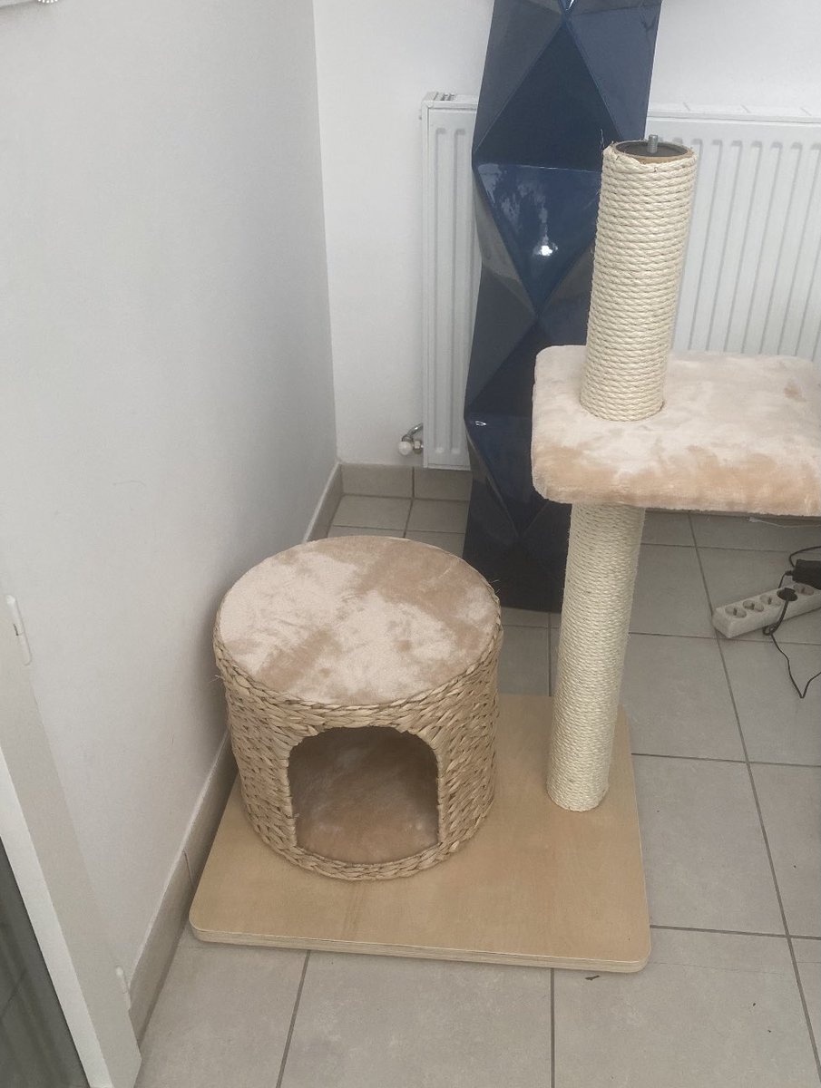 Rinoush's tweet photo. @zooplusFR comment vous dire ? si j’avais su que je n’allais avoir qu’1 panier pour chat (car c’est la seule chose utilisable sur l’arbre bancale) et qu’en + que j’allais payer un envoi à mes frais, je n’aurai jamais acheté chez vous. https://t.co/auAxMfCPVD