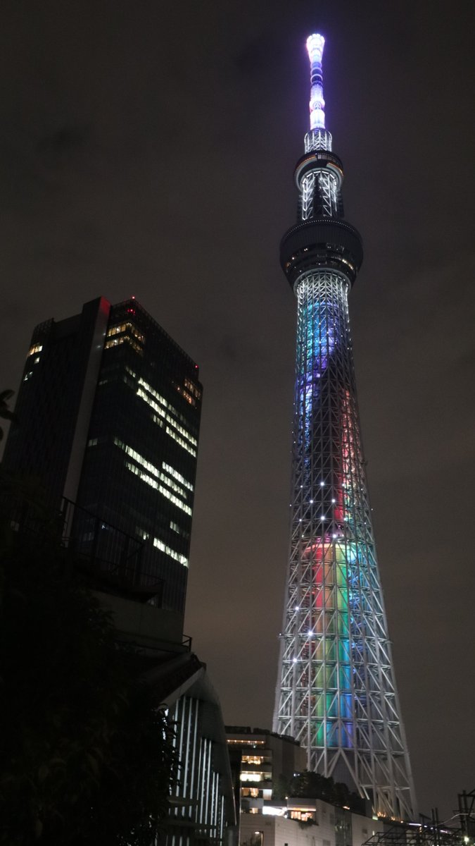 おしあげ探検隊 東京スカイツリーがある街 押上 V Twitter 今夜は新しい虹色 のスカイツリーが試験点灯 斜めに帯をまとっています 昨年の7色のスカイツリー スカイツリーが虹色 レインボーカラー 7色 に T Co Bu1xwqsmnw スカイツリー おしあげ