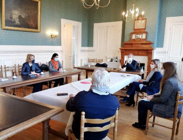 AnPinon's tweet photo. Tourisme, patrimoine, mobilité autant de sujets évoqués avec Florence Demouy maire de Pierrefonds et ma collègue @ASBFontaine . Heureuse de retrouver Xavier Bailly pour partager le temps d’une visite du château, sa passion pour le patrimoine de notre région des @hautsdefrance . https://t.co/hrhIENHfEO