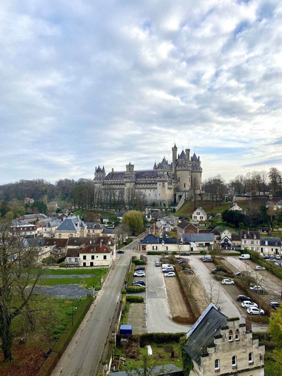 AnPinon's tweet photo. Tourisme, patrimoine, mobilité autant de sujets évoqués avec Florence Demouy maire de Pierrefonds et ma collègue @ASBFontaine . Heureuse de retrouver Xavier Bailly pour partager le temps d’une visite du château, sa passion pour le patrimoine de notre région des @hautsdefrance . https://t.co/hrhIENHfEO