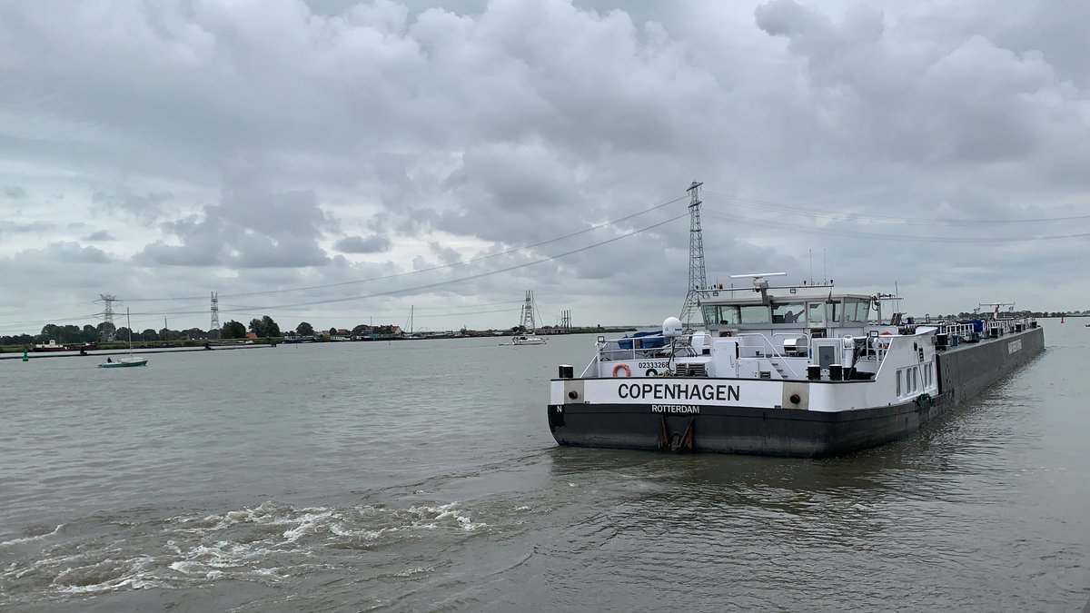 AMS strives for sustainable inland shipping. Both mts Amulet and mts Copenhagen have renewed their Green Awards. The Amulet and Copenhagen are diesel electrically driven and the Amulet is fitted with catalysts to comply with Stage V regulations. #AMS #MaritimeVisionaries