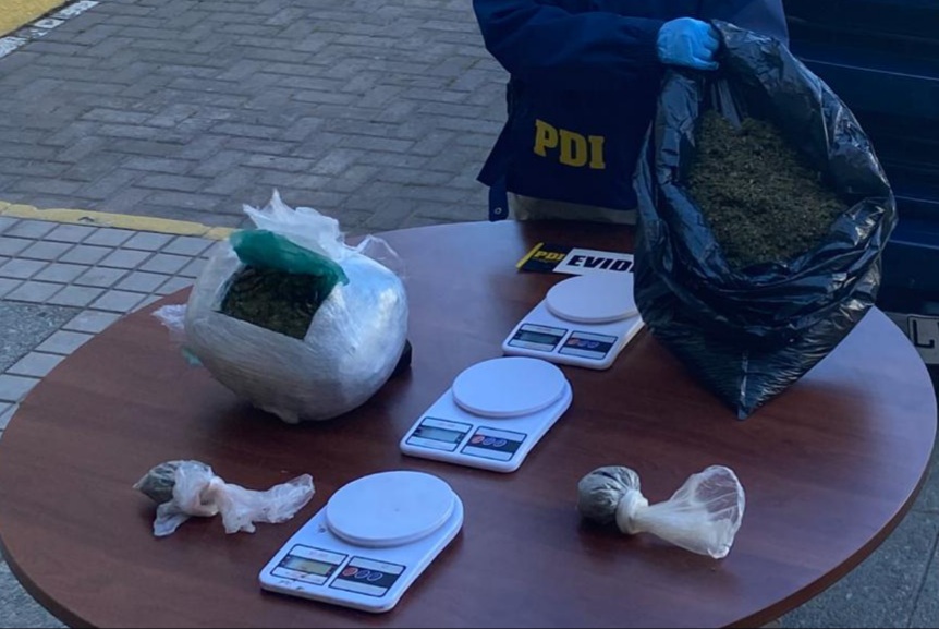 Detectives de la Bicrim Los Vilos, lograron la detención de 3 sujetos por los delitos de Usurpación no violenta y tráfico de drogas. Además de la incautación de cannabis procesada, balanzas digitales, dinero en efectivo y una camioneta de alta gama🕵️♂️🧬
#investigarestáennuestroadn https://t.co/T3VayWwXz4