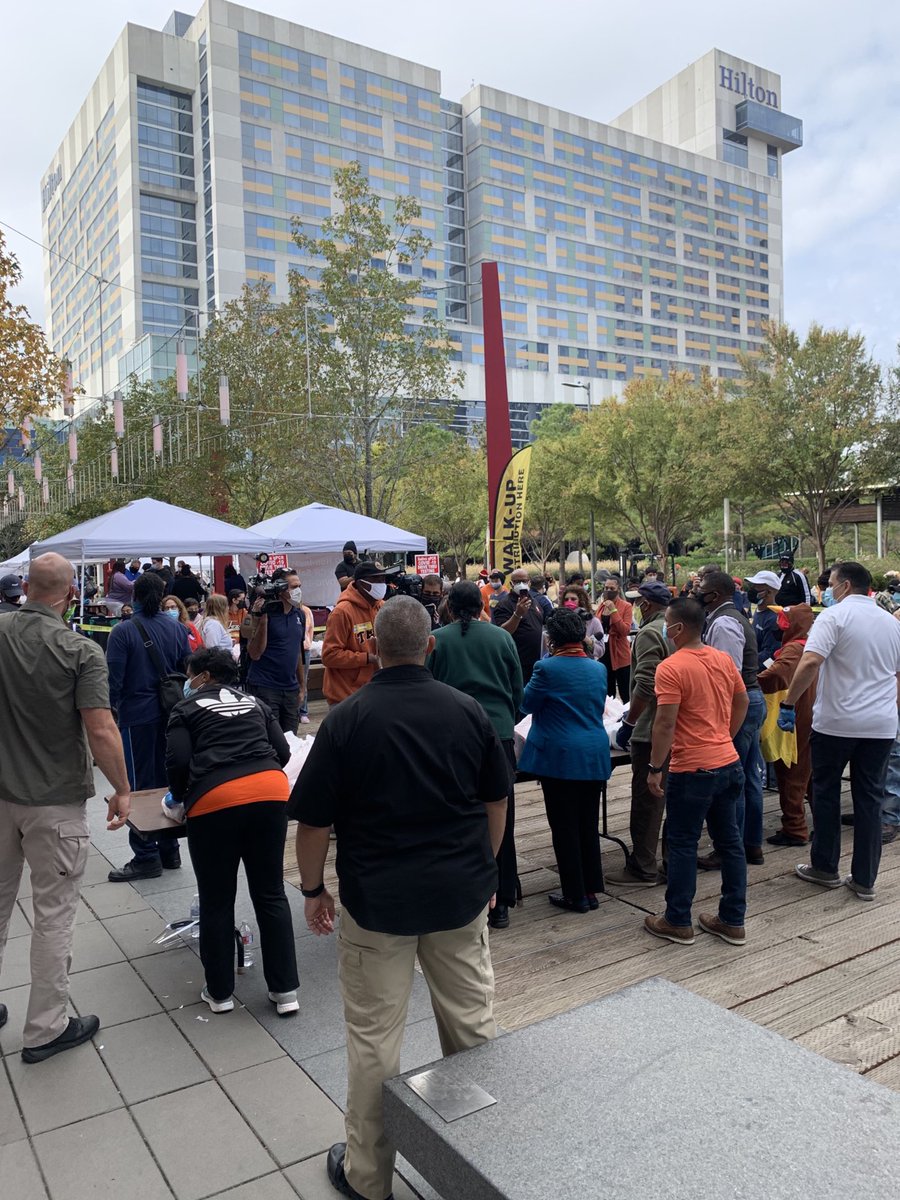 SatterwhiteLJ's tweet photo. Happy Thanksgiving from Houston’s Annual #SuperFeast caring for some of our most vulnerable.  Thanks for all the donations and all the volunteers.  Praying everyone has a safe and awesome time with loved ones.  ⁦@houstonpolice⁩ https://t.co/kDK1LyYGLB