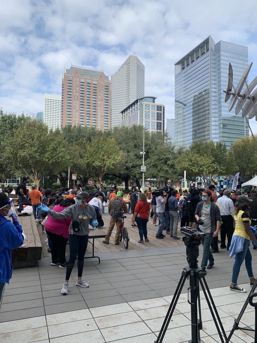 SatterwhiteLJ's tweet photo. Happy Thanksgiving from Houston’s Annual #SuperFeast caring for some of our most vulnerable.  Thanks for all the donations and all the volunteers.  Praying everyone has a safe and awesome time with loved ones.  ⁦@houstonpolice⁩ https://t.co/kDK1LyYGLB