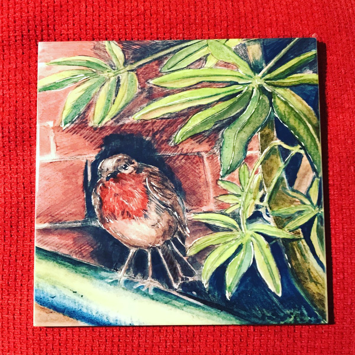 susiehammondart's tweet photo. Robin in Fatsia 29x20 cm Tile @susiehammondart #birds #robin #artforsale #suffolkcoast #suffolkartist #ArtistOnTwitter #artistsontwitter #Illustrator #interiordesign #tile #artistsupport #nature #wildlife #countrylife #suffolkmagazine #BirdTwitter #Christmas https://t.co/C4AuoJ5p5P
