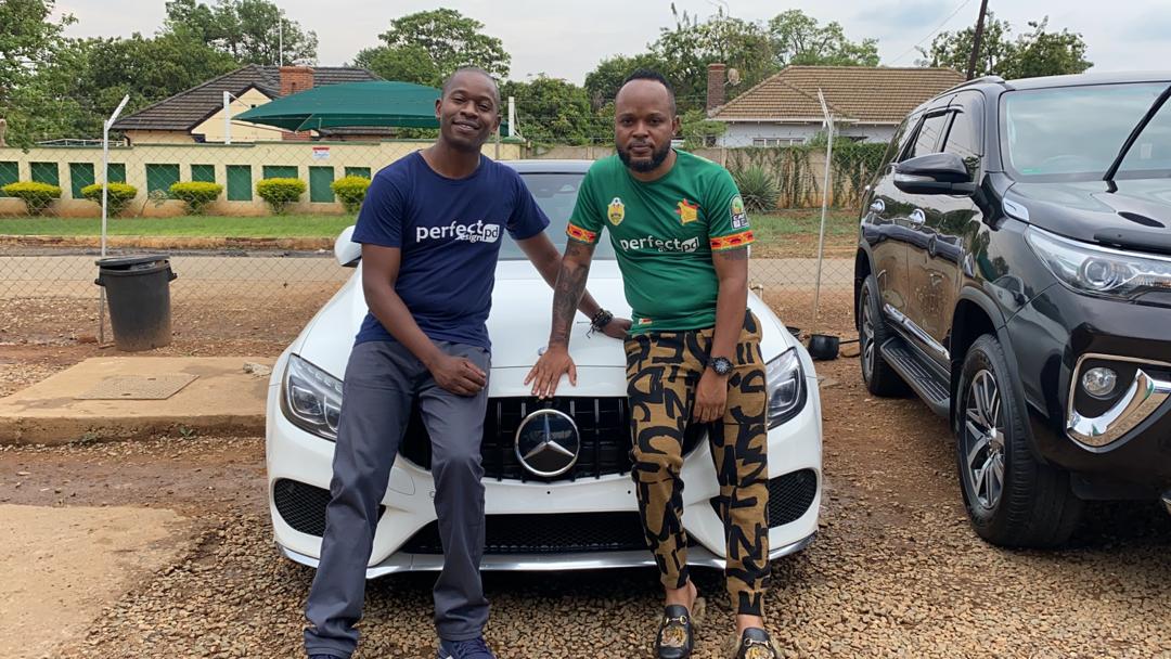 PerfectdesignZW's tweet photo. Ko zvakaipei kublesser mbinga
#Mbingaldo
Today we met this Mbinga from Pan Jap motors mkoma @fallycooper and he ordered some jerseys in support of the #Friendsofthewarriors
We appreciate the humble mkoma fally @passion_java
@tavonga_chinez @bosswala @lifeofahustler7 @Mami_Kairo https://t.co/Xt3NjX6bpG