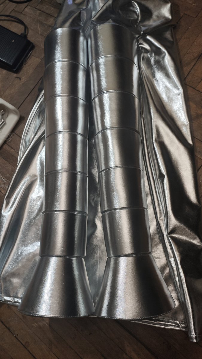 Я опять делаю из ткани какой то крафт. 
Вообще, пришла к выводу, что твиттер оставлю под процессы пошивов всяких заказов. Вы просто не представляете сколько странных штук я сшила за прошлые месяцы.