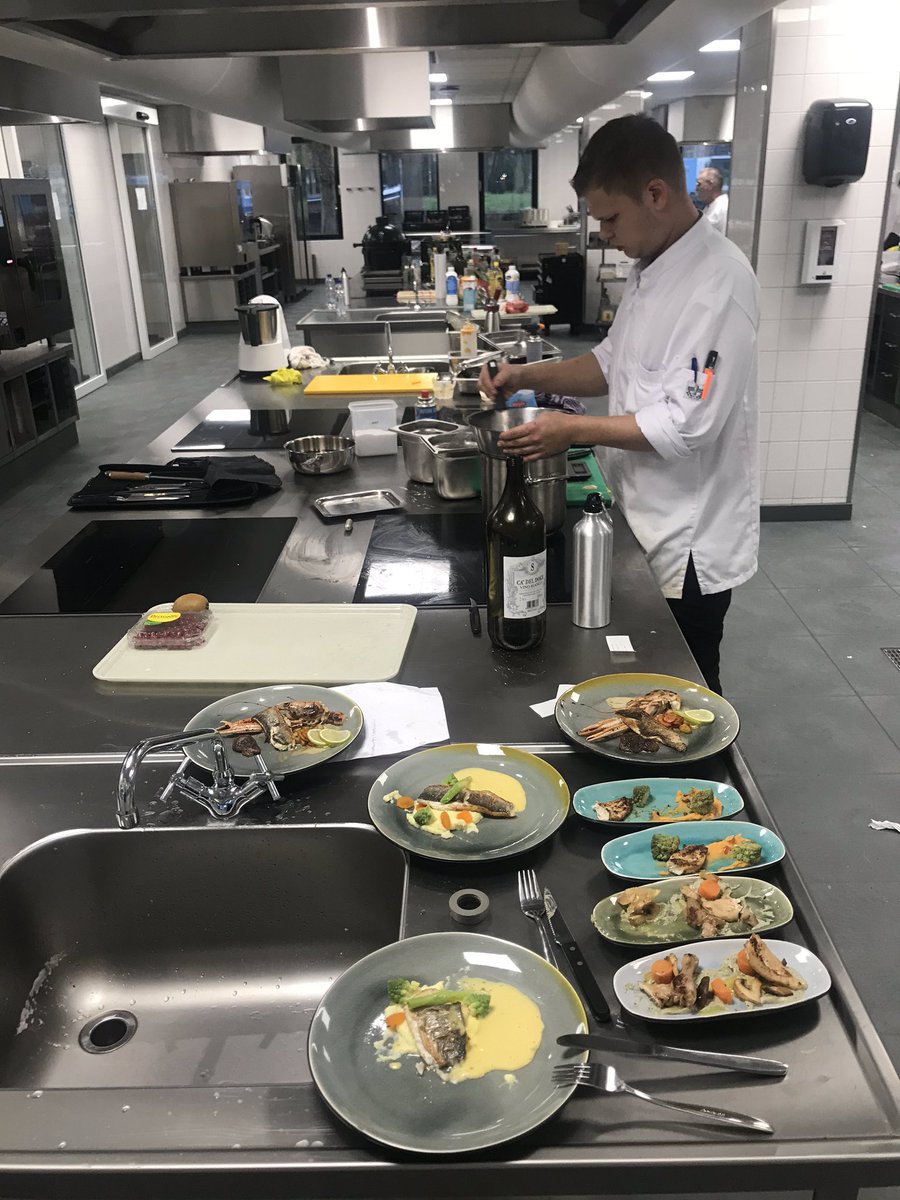 ROC_MN's tweet photo. Schoolkampioenschappen #skillsheroes Kok en Gastheer/gastvrouw bij het nieuwe Horeca &amp; Toerisme College van @ROC_MN in volle gang! @WorldSkillsNL https://t.co/4cwrjbe4Ke