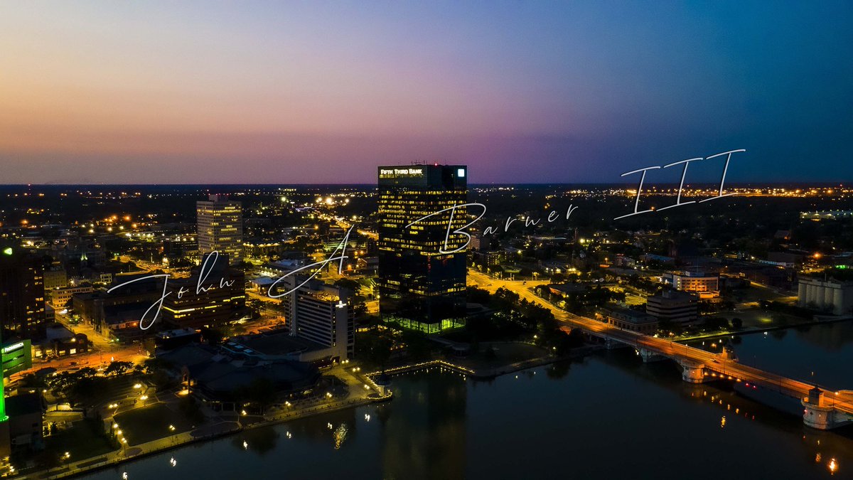 MrJohnbarner's tweet photo. #Drone image I took of #downtown #Toledo #Ohio on the #MaumeeRiver
#GrindWorksMedia #dronelife #drones #dronephotography #dronepilot #Dronesinaction #dronevolt #ToledoOhio #glasscity #ThisIsHome #photography #photographers #sunset #nightlights #dronephotographer #DroneFootage https://t.co/oVRxtGnWvu