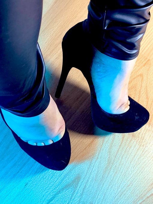 Today&rsquo;s  outfit: bra, thong, leather look leggings and heels ⛓ https://t.co/GKBRhTfkNb<a href="/tag/sissy"class="tags"><span>#sissy</span></a><a href="/tag/chastity"class="tags"><span>#chastity</span></a>