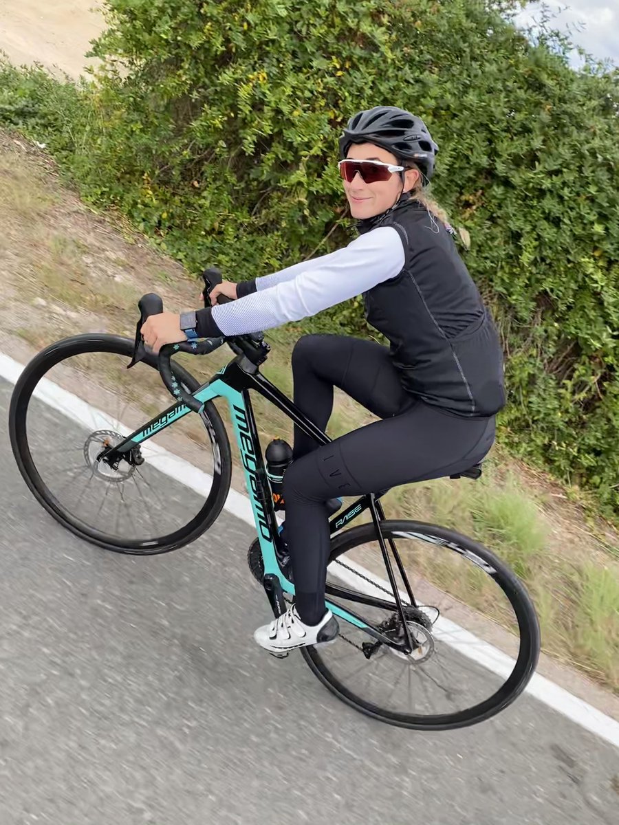cintiia94's tweet photo. Black and White 🤍🖤
Equipada para los próximos km de invierno. ¡El negro y el Blanco siempre son una buena opción! 🚴🏼♀️
🅞🅝🅔🅕🅘🅥🅔ⒸⓌ
#onefivecw #lifeisbike #madeinspain #ciclismo #cycling #roadbike #sportlife #mouteenbici https://t.co/cqdXaAcFzC