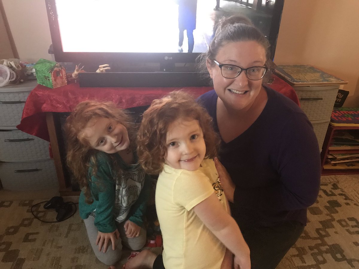 R2dana's tweet photo. Happy Thanksgiving! We may be quarantined but we still have spirit! #VerizonLive #MacysParade https://t.co/ODjLSXb1SB