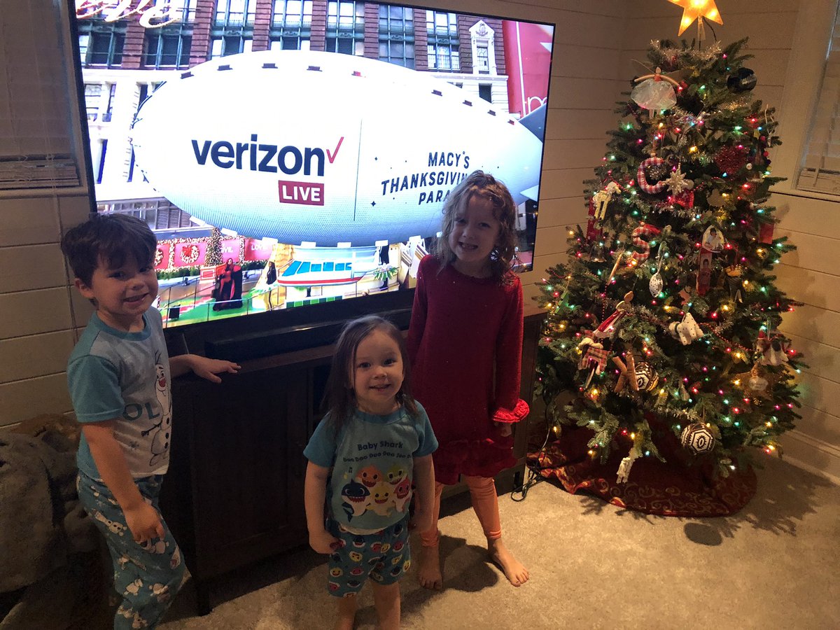 looseybee's tweet photo. In a year of unexpected disappointments, at least this tradition remains consistent! We love watching the #MacysParade #VerizonLive 🦃 https://t.co/PhAykWgGjU