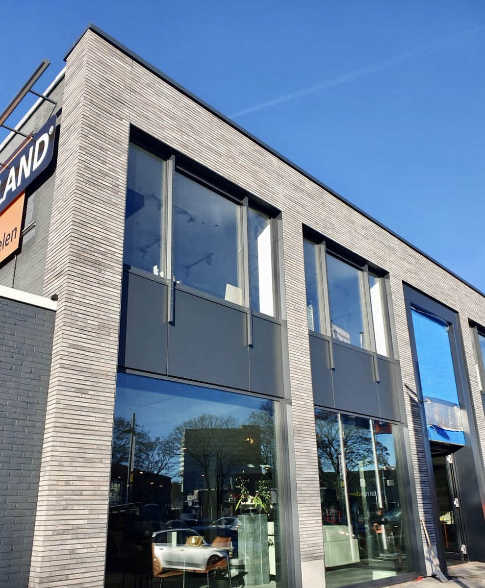 Strikolith's tweet photo. Strikotherm gevelisolatiesysteem COMFORT toegepast op een houtskeletbouw. 60 mm isolatie, spanningsverdelende mortelweefsellaag, mechanische houtschroefplug en Strikotherm
Keramische steenstrips😍.
#Strikolith #Devriesenverburgbouw #stichtinggevelgarantie #benkraanarchitecten https://t.co/5XN3dZpWlY