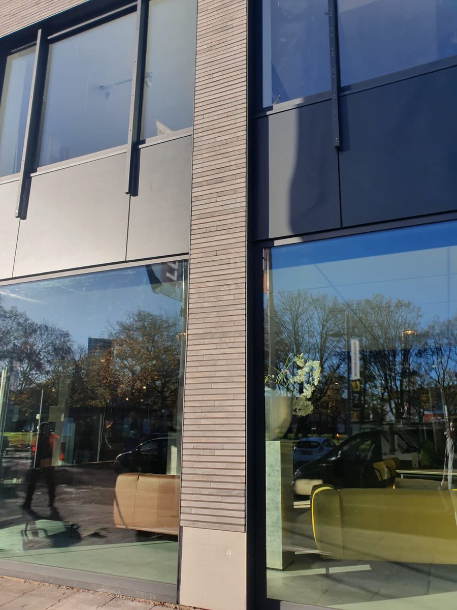 Strikolith's tweet photo. Strikotherm gevelisolatiesysteem COMFORT toegepast op een houtskeletbouw. 60 mm isolatie, spanningsverdelende mortelweefsellaag, mechanische houtschroefplug en Strikotherm
Keramische steenstrips😍.
#Strikolith #Devriesenverburgbouw #stichtinggevelgarantie #benkraanarchitecten https://t.co/5XN3dZpWlY
