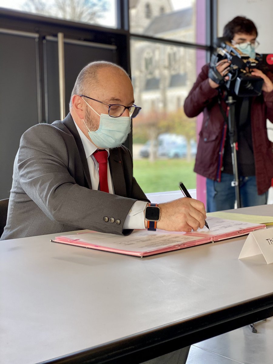 Prefet36's tweet photo. [#revitalisation #attractivité 🏗 🖋]
@prefet36 en présence de @Indre36 , de #opac36 et du maire de #Buzançais ont signé la convention ORT ( Opération de Revitalisation du Territoire) Communauté de Communes Val de l'Indre Brenne et Buzançais. https://t.co/UF5zHBVQs7
