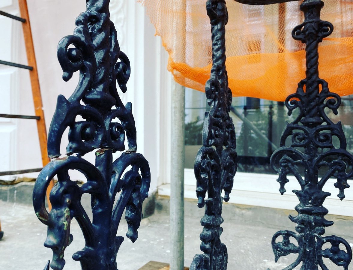 SGstructures's tweet image. Replica iron balusters returned from the foundary, now reassembling the balcony back together and ensure the stiffness and strength of the balustrade are both reinstated 👍

#balcony #chelsea #balustrade #architecture #archictectural #design #renew #london #balconydecor