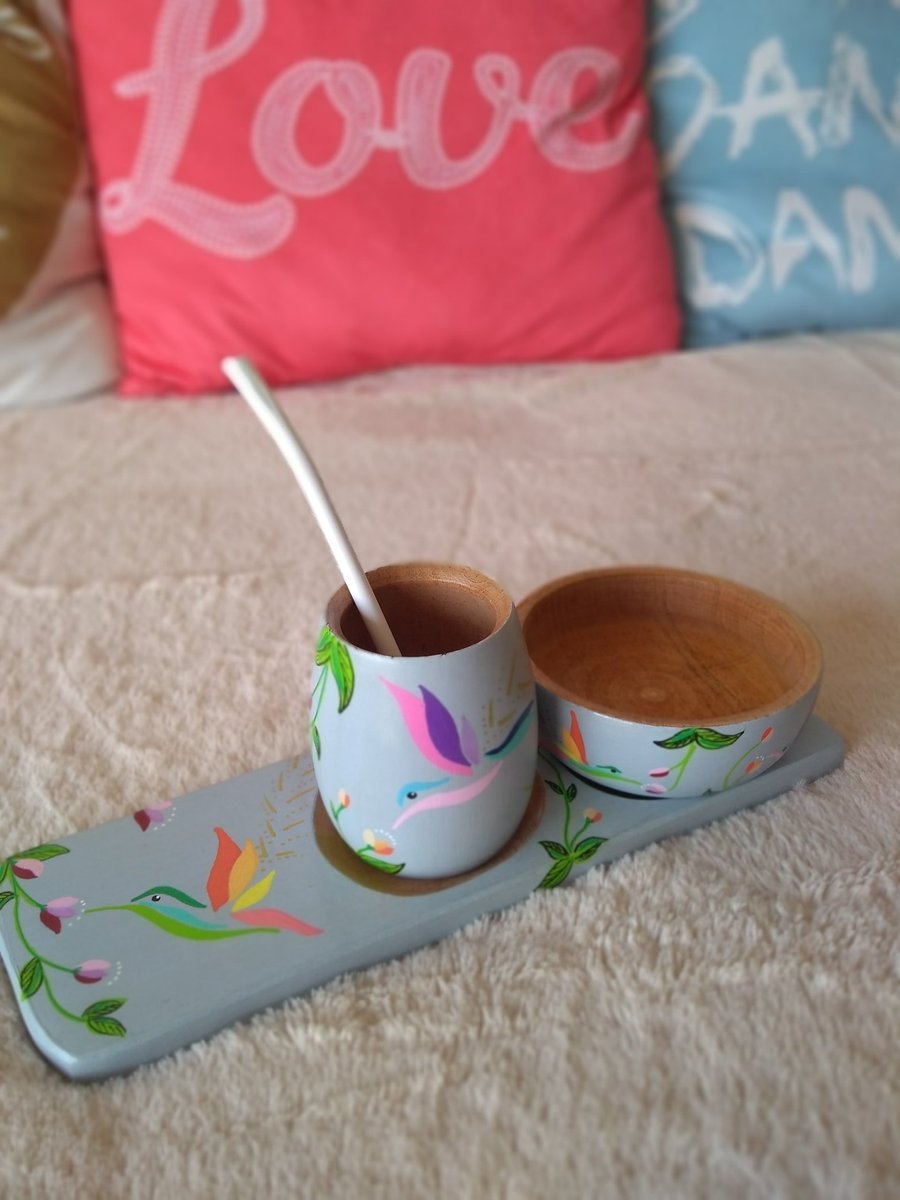 MatildaDeco's tweet photo. Kit bello de Colibrí. Mate, cuenco de 12cm y tablita de sitio con dos cavidades. Para esas meriendas con de todo.
#kitmatero  #azucareras #matesargentinos #matespintadosamano #hechoenargentina #sanmiguelbsas #cuencos #tablasdesitio #tablasdealgarrobo #emprenderencuarentena https://t.co/j3beOKa7CU