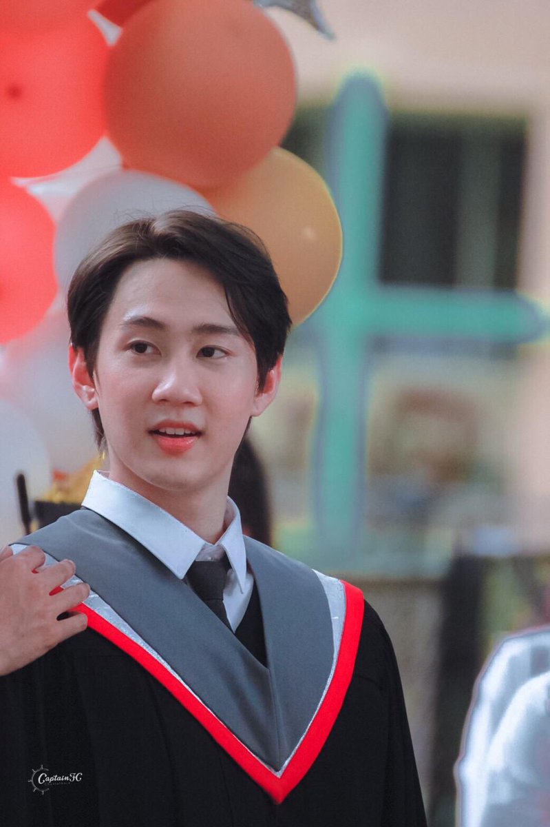 captainchfc's tweet photo. บัณฑิต มศว. #CAPTAINsGraduation #captainchonlathorn https://t.co/0qnXz8m86x
