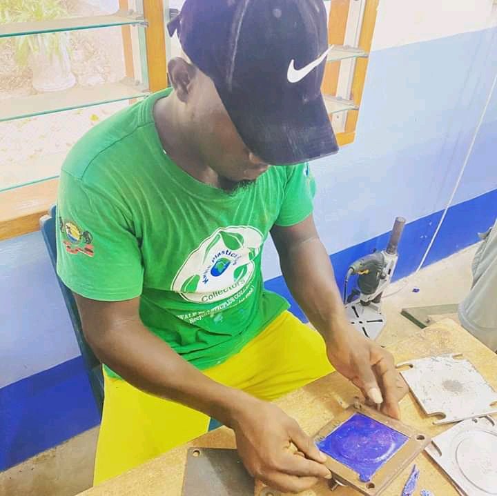 kwaleplastics's tweet photo. It’s been a while since we cranked up our #preciousplastic @plastiki_rafiki machinery but we are back at it trialing some new products like these coasters for drinks.  #reduceresuserecycle #recycleplastic #cleanseas #solvedifferent #dianibeach #magicalkenya #responsibletourism https://t.co/UNW2kanjLX