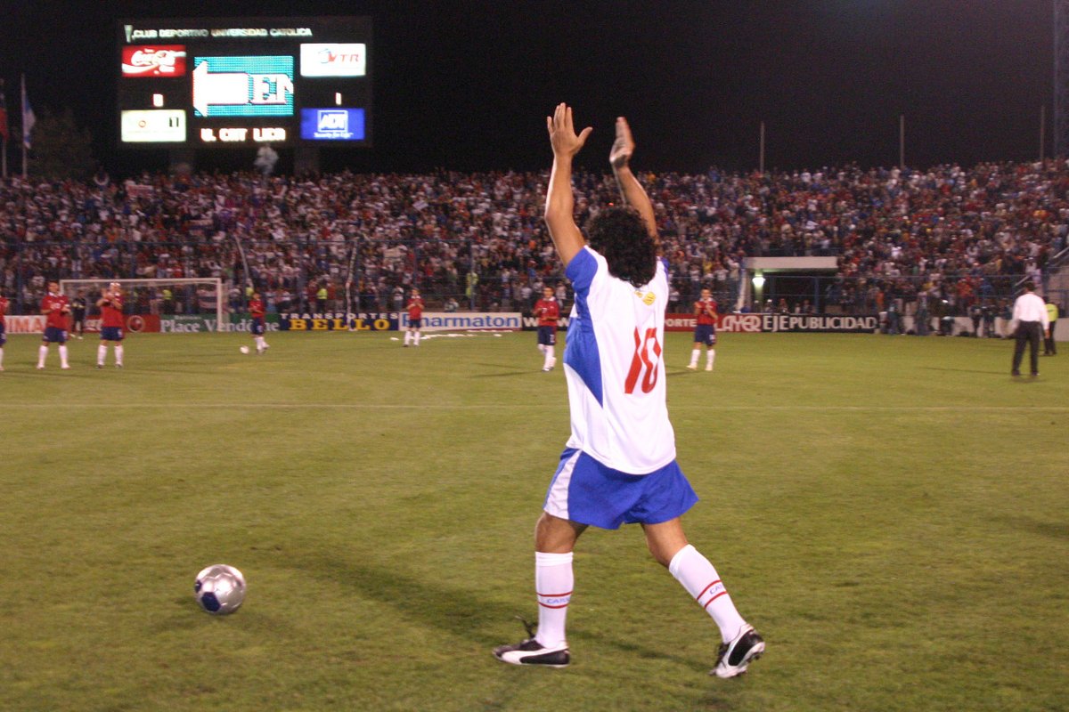xpressmedia_cl's tweet photo. En el año 2006, #maradona10 llegó a Chile a jugar un amistoso entre Universidad Católica vs @ANFPChile . Mira las fotos exclusivas del arribo del 10 al complejo deportivo y su preparación en el camarín @Cruzados  en https://t.co/dnGEZ9Y1XJ https://t.co/08umLO8CbT