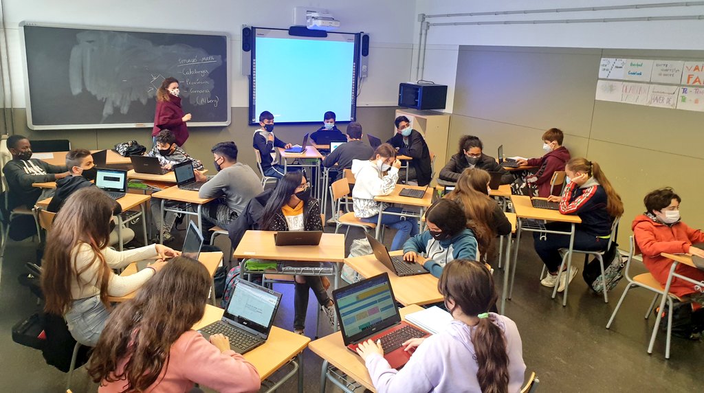 INSEuropa's tweet image. Els 🙋‍♀️🙋‍♂️de 2n d'#ESO redacten les conclusions de  l'estada 🇬🇧 en @cdapaucasals
Moltes gràcies monitors @CICVIATGES
Demà presentacions 💪
Programa #POEFA amb fons 🇪🇺 @EU_Social
@LHEDUCACIO
#Bellvitge