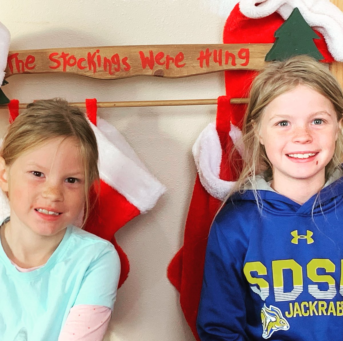 SDFARMNET's tweet image. #VerizonLive #macysparade  so glad their school got them ready to watch the parade.