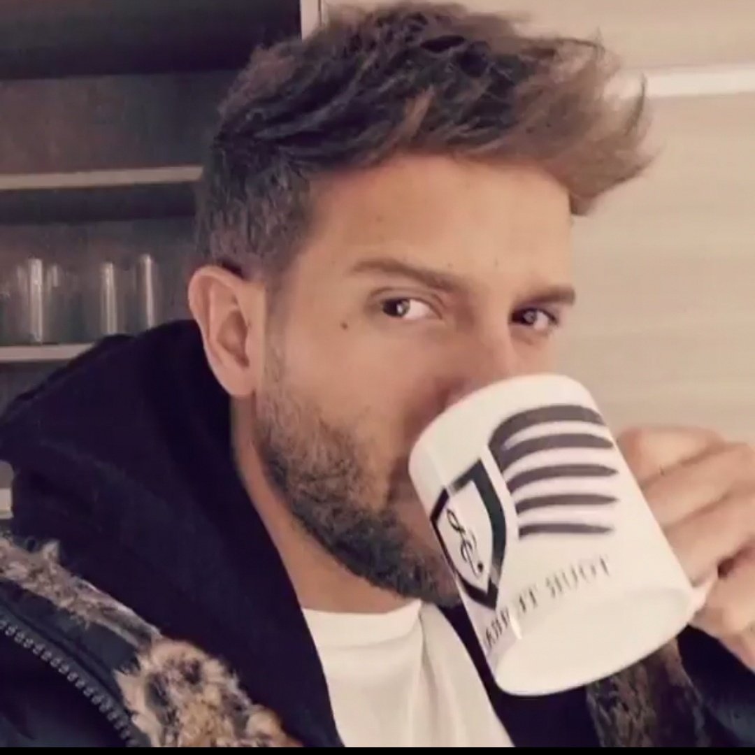 LegionAlboranEs's tweet photo. No te imaginas lo que esto significa para nosotras @pabloalboran...
Esa taza prácticamente marcó un comienzo.
Mayo de 2015, Madrid. Nunca vamos a olvidar aquel día...
Con 500 kilómetros de viajes, muchos nervios y todavía más ilusión.
Gracias por este regalo. ♥️
#SiempreDeTuMano https://t.co/oGAfOA4nGC