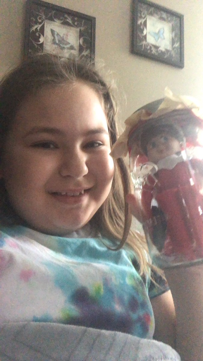 paula_check's tweet photo. #macyparade #verisonlive My elf Hearts came today and now we are watching the parade https://t.co/fNGb1SIZWU